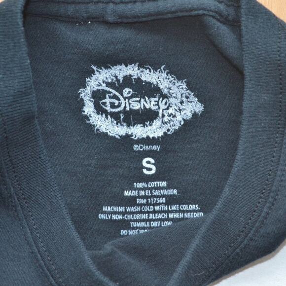 Disney Kingdom Hearts Tee Queen of Hearts Card Graphic Black White - Picture 2 of 3